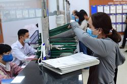 Nữ cán bộ yêu cầu 2 con cụ 97 tuổi lên trung tâm làm ủy quyền là đúng hay sai?