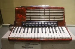 Từ chiếc đàn accordion đến chìa khóa kết nối với lịch sử