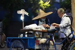 Cụ ông 92 tuổi bán bánh gần 2.000 đồng suốt 2 thập kỷ, quyết không tăng giá