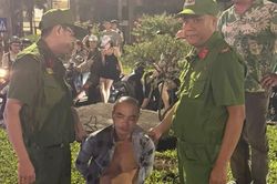 Tước hung khí người đàn ông cầm dao phay đe dọa người đi đường ở Hà Nội