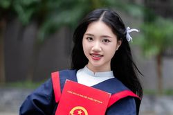 Nữ sinh Hà Nội giành 'cú ăn ba' thủ khoa thi lớp 10 chuyên Văn