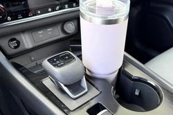 Rãnh nhỏ giữa hai hộc để cốc trên ô tô thực chất có tác dụng gì?