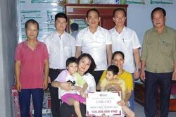 Bạn đọc ủng hộ 100 triệu đồng hai bé song sinh mắc bệnh bại não ở Hưng Yên