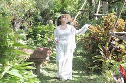 Tiến sĩ Khánh Ly ở nhà vườn 25.000m2, có 6 người giúp việc và được chồng cưng chiều