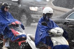 Miền Bắc sắp đón mưa giông, Trung Bộ vẫn nắng nóng ngột ngạt trên 40 độ