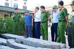 Sau phá án trộm đá cầu cổ, Đại tá Bùi Trung Thành trực tiếp trao trả hiện vật