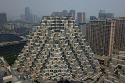 Chung cư 18 tầng hình kim tự tháp gây choáng ngợp, trở thành điểm du lịch nổi tiếng