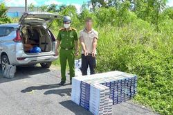 Bắt quả tang đối tượng d&ugrave;ng xe &ocirc;t&ocirc; chở gần 3.000 bao thuốc l&aacute; lậu
