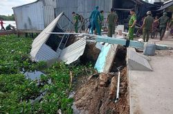 Sạt lở bờ sông Cái ở An Giang, 3 căn nhà bị cuốn xuống sông