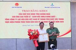 Gi&aacute;m đốc NMLD Dung Quất - Cao Tuấn Sĩ được UBND tỉnh Quảng Ng&atilde;i tặng Bằng khen