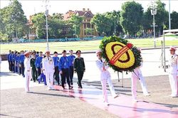 Đại biểu dự Đại hội Đoàn TNCS Hồ Chí Minh toàn quốc lần thứ XIII báo công dâng Bác