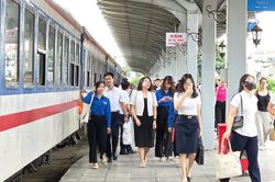 Vận hành đôi tàu chuyên dụng đưa đón y bác sĩ làm việc tại Bệnh viện Bạch Mai cơ sở 2