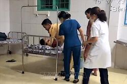 Cảnh sát giao thông hỗ trợ đưa cháu bé bị sốt, co giật đi cấp cứu kịp thời