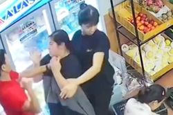 Điều tra vụ thai phụ bị đ&aacute;nh v&agrave;o đầu, &ocirc;m bụng k&ecirc;u cứu giữa cửa h&agrave;ng hoa quả