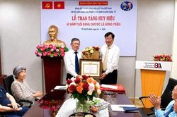 Trao Huy hiệu 45 năm tuổi Đảng cho Luật gia Lê Đông Triều