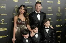 Gia đình Messi nổi bật trong trận cầu lịch sử, hai con trai chơi đùa gây sốt mạng xã hội