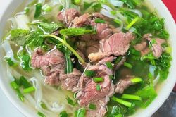 Một tô phở buổi sáng cung cấp bao nhiêu calo cho cơ thể?