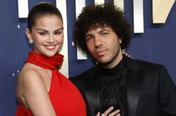 Chồng Selena Gomez gây sốc với mái tóc mới cạo nửa đầu