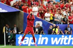 Ronaldo b&ugrave;ng nổ với c&uacute; đ&uacute;p lịch sử