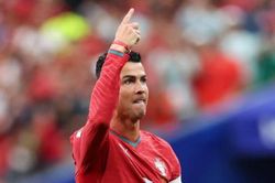 Ronaldo ph&aacute; kỷ lục, Colombia gi&agrave;nh v&eacute; đi tiếp