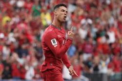 Ronaldo phản đ&ograve;n ngoạn mục sau b&atilde;o chỉ tr&iacute;ch