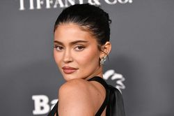 Người mẫu Kylie Jenner lấn sân công nghệ, bắt tay cùng Mark Zuckerberg