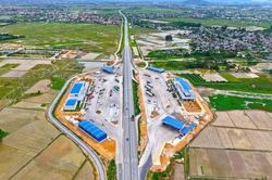 Bộ X&acirc;y dựng quyết t&acirc;m ho&agrave;n th&agrave;nh 18 trạm dừng nghỉ trước 15/12