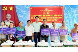 B&agrave;n giao 43 căn nh&agrave; Đại đo&agrave;n kết tại hai x&atilde; Định Mỹ v&agrave; Vĩnh Trạch