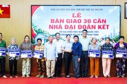 Bàn giao 30 căn nhà Đại đoàn kết tại xã Tân Hội
