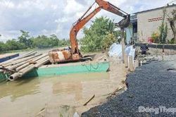 Đồng Tháp: Khẩn trương khắc phục tạm điểm sạt lở đường bờ Tây sông Cổ Cò