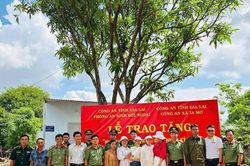 Trao Nhà Nghĩa tình đồng đội cho lực lượng an ninh, trật tự ở cơ sở vùng biên