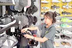 Sinh viên làm thêm dịp hè