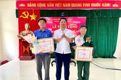 Trao tặng huy hiệu 30 - 40 năm tuổi Đảng