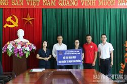Trao hỗ trợ nhân đạo cho gia đình nạn nhân tử vong do tai nạn giao thông