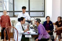 Tổ chức kh&aacute;m mắt miễn ph&iacute; cho người d&acirc;n x&atilde; B&igrave;nh Ph&uacute;