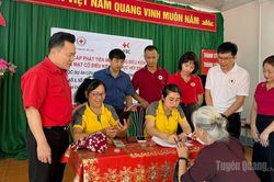 Nhịp cầu nhân ái sau bão lũ