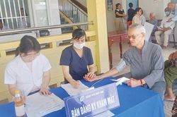 Trả lại ánh sáng cho người cao tuổi