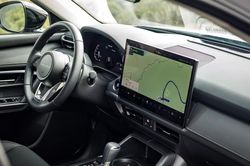 Mazda CX-5 mới bỏ gần hết nút bấm vật lý vì hãng xe Nhật cho rằng 'màn hình cảm ứng an toàn hơn'