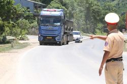 CSGT Ph&uacute; Thọ tuy&ecirc;n truyền, xử l&yacute; xe tải vi phạm tr&ecirc;n quốc lộ 6