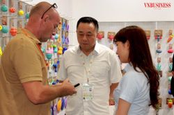 Hàng Việt xuất khẩu: Không còn là chuyện 'mang hàng đi bán'