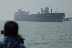 IMO mở chiến dịch sơ tán 11.000 thủy thủ tại eo biển Hormuz