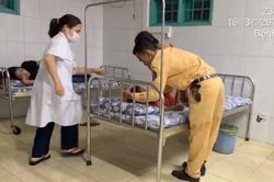 Cảnh s&aacute;t Giao th&ocirc;ng hỗ trợ đưa ch&aacute;u b&eacute; bị co giật đi cấp cứu kịp thời