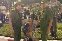 Khống chế đối tượng cầm dao đe dọa người đi đường