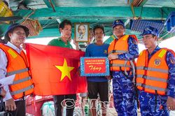 Cờ Tổ quốc đồng hành cùng ngư dân