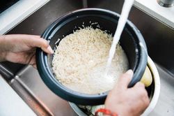 Vo gạo trước khi nấu có thực sự cần thiết? 4 sai lầm khiến bát cơm mất chất, tiềm ẩn nguy cơ cho sức khỏe