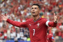 Ronaldo ghi cúp đúp lịch sử, Bồ Đào Nha thắng Uzbekistan 5-0