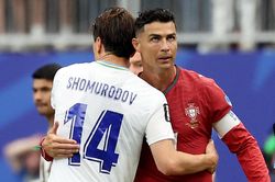 Ronaldo 41 tuổi lập kỷ lục, đối thủ khuyên đừng giải nghệ