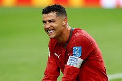 Bị hỏi về Messi, Ronaldo gắt gỏng: 'T&ocirc;i kh&ocirc;ng quan t&acirc;m'