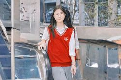 Không 'cày' lò luyện, nữ sinh vẫn đỗ 3 trường chuyên, thủ khoa Ngoại ngữ