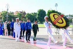 788 đại biểu Đại hội Đo&agrave;n to&agrave;n quốc dự lễ b&aacute;o c&ocirc;ng v&agrave; v&agrave;o Lăng viếng B&aacute;c